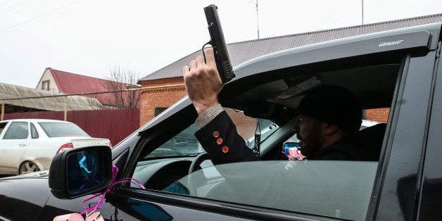 Ein Hochzeitsgast aus Grosny, Tschetschenien, feuert während eine Autokorsos aus seinem Wagen (Symbolbild)