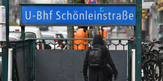 In dem Berliner U-Bahnhof "Schönleinstraße" zündete eine Gruppe Männer das Papier an, mit dem sich ein Obdachloser zugedeckt hat