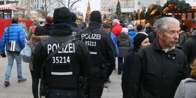 Polizisten patrouillieren auf dem Berliner Breitscheidplatz