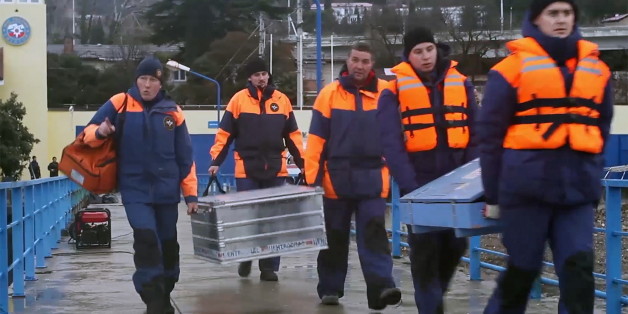 Russische Rettungskräfte bereiten sich auf die Suche auf dem Meer vor.