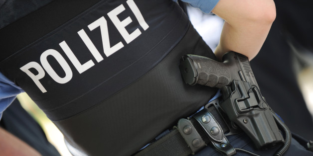 Eine Polizeibeamtin mit ihre Dienstwaffe am Gürtel