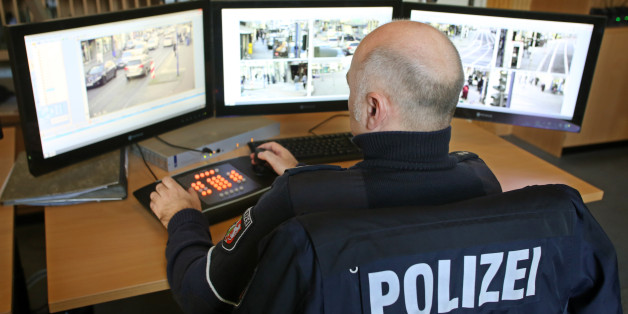 Ein Polizist überwacht in Duisburg an Monitoren die übertragenen Bilder von Videokameras