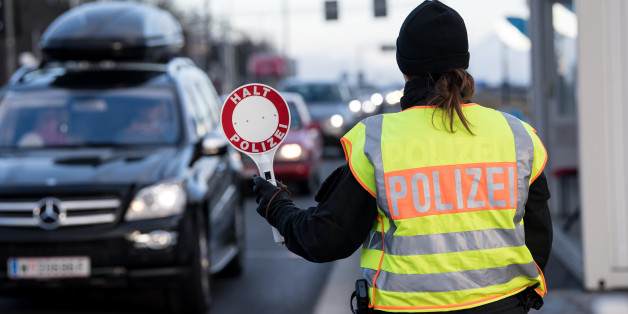 Ein Polizistin an der Kontrollstelle Schwarzbach an der Autobahn Salzburg-München