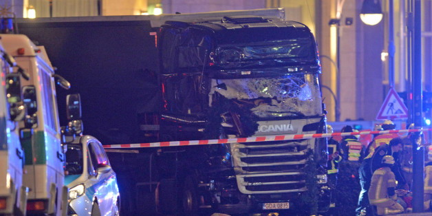 Der zerstörte Lastwagen nach dem Anschlag in der Nähe der Gedächtniskirche in Berlin auf einem Gehweg