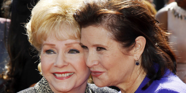 Actress Debbie Reynolds (L) and her daughter Carrie Fisher (R) arrive at the 2011 Primetime Creative Arts Emmy Awards in Los Angeles September 10, 2011. REUTERS/Danny Moloshok (UNITED STATES - Tags: ENTERTAINMENT)