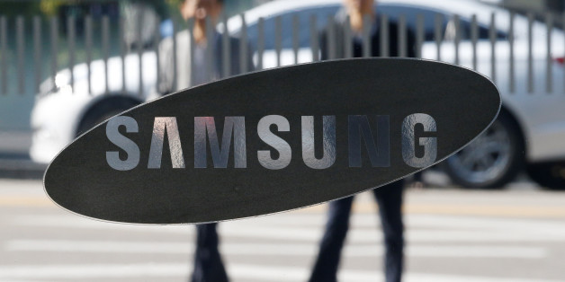 Employees walk past a building of Samsung Electronics in Seoul, South Korea, November 8, 2016. REUTERS/Kim Hong-Ji