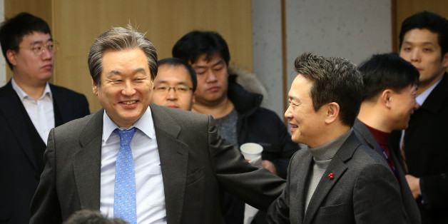 김무성 개혁보수신당 의원이 29일 오전 서울 여의도 국회 의원회관에서 열린 개혁보수신당 정강정책 토론회에서 남경필 경기도지사와 인사를 나누고 있다.