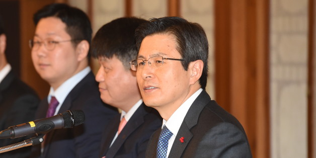황교안 대통령 권한대행 국무총리가 23일 오후 서울 삼청동 총리공관에서 열린 우수·모범공무원 격려오찬에서 인사말을 하고 있다.