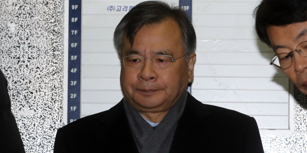 최순실 국정농단 사건 수사를 진행중인 박영수 특검이 29일 서울 서초구 특검 사무실로 출근하고 있다.