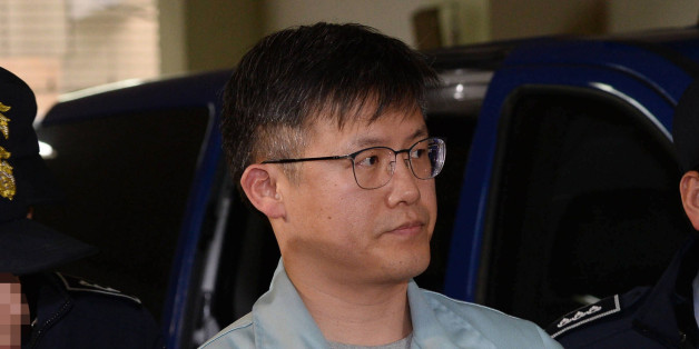 청와대 문건 유출 사건의 핵심 피의자인 정호성 전 청와대 부속비서관이 25일 오후 '박근혜 정부의 최순실 등 민간인 국정농단 사건 수사 특별검사팀' 서울 대치동 사무실에 소환되고 있다.