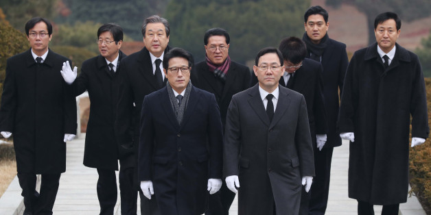 주호영 개혁보수신당(가칭) 원내대표와 정병국 창당추진위원장, 김무성 의원 등이 새해 첫날인 1일 서울 동작구 국립서울현충원 박정희 전 대통령 묘소에 참배하기 위해 발걸음을 옮기고 있다.