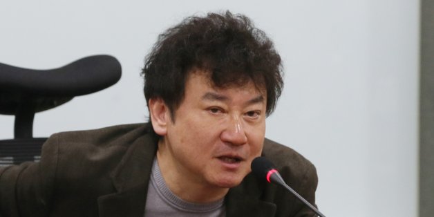 김진명 작가가 19일 서울 여의도 국회 의원회관에서 국회시민정치포럼 및 더좋은미래 주최로 열린 초청 강연에서 2017년 대선 정국 등에 대한 강연을 하고 있다.