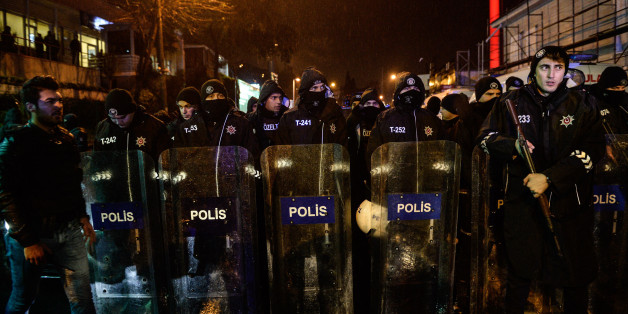 ISTANBUL, TURKEY - JANUARY 1: Turkish police secure the area at Ortakoy district near night club Reina on January 1, 2017 in Istanbul, Turkey. Istanbul governor Vasip Sahin says at least 35 dead and 40 wounded at terror attack at Istanbul's famous night club of Reina in Bosphorus shores in the new year party. (Photo by Stringer/Getty Images)