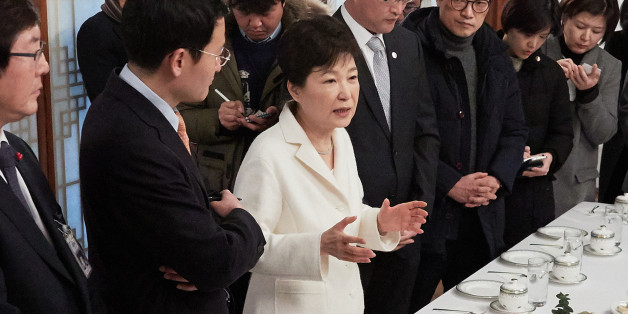 박근혜 대통령이 새해 첫날인 1일 오후 청와대 상춘재에서 출입기자단과 신년인사회를 겸한 티타임을 갖고 참석자들의 질문에 답하고 있다.