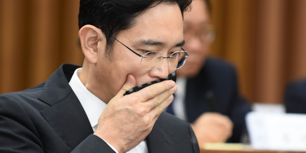 이재용 삼성전자 부회장이 작년 12월 서울 여의도 국회에서 열린 국정조사 특별위원회'에서 손수건으로 입가를 닦고 있다.