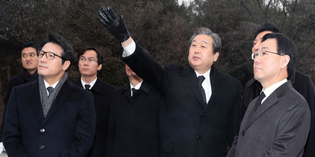 주호영 개혁보수신당(가칭) 원내대표와 정병국 창당추진위원장, 김무성 의원 등이 새해 첫날인 1일 서울 동작구 국립서울현충원을 찾아 박정희 전 대통령 묘소에서 참배를 마치고 대화를 나누고 있다.