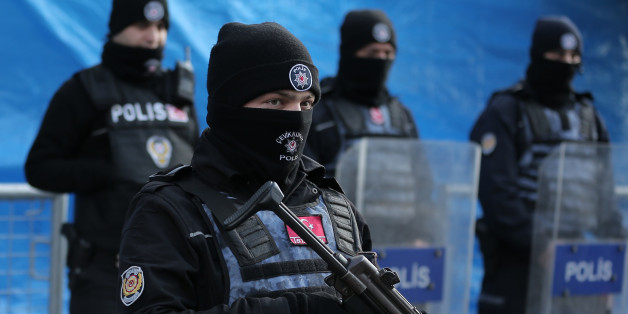 Türkische Polizisten vor dem Istanbuler Nachtclub "Reina"