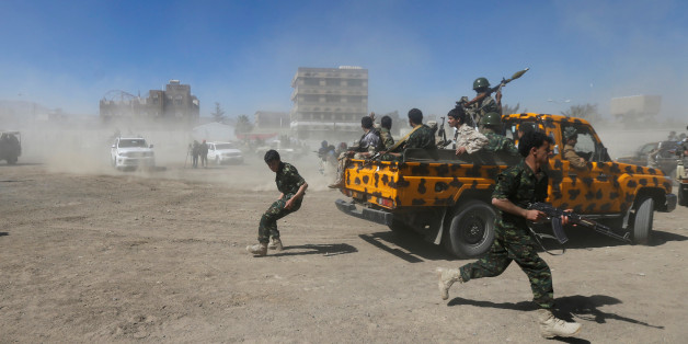 Newly recruited Houthi fighters jump off a pick-up truck as they parade before heading to the frontline of battles against government forces, in Sanaa, Yemen January 1, 2017. REUTERS/Khaled Abdullah