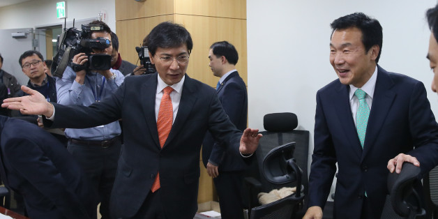 안희정 충남도지사가 2016년 11월 국회 의원회관에서 열린 토론회에서 손학규 전 민주당 대표를 안내하고 있다.