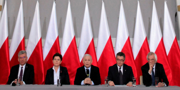 PiS-Chef Jaroslaw Kaczynski (Mitte) spricht während einer Pressekonferenz - er ist umringt von Mitgliedern der polnischen Regierung