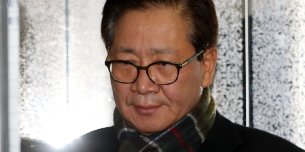 '삼성 합병 특혜' 의혹을 받고 있는 홍완선 전 국민연금 기금운용본부장이 27일 오후 서울 대치동 '박근혜 정부의 최순실 등 민간인 국정농단 사건 수사 특별검사팀' 사무실에 소환되고 있다. 2016.12.27