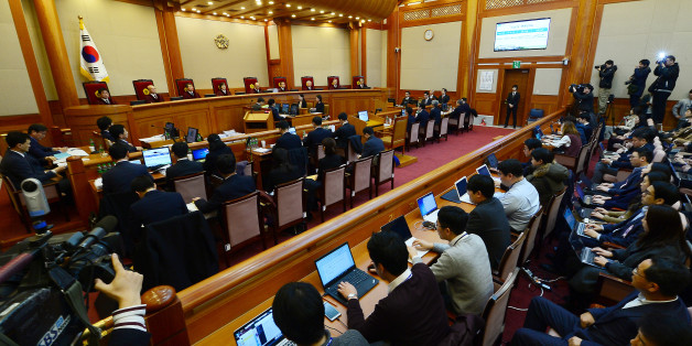 5일 서울 종로구 헌법재판소 대심판정에서 박한철 헌재소장 등 재판관 9명 전원이 참석해 자리한 가운데 박근혜 대통령 탄핵심판 2차 공개변론기일이 진행되고 있다.