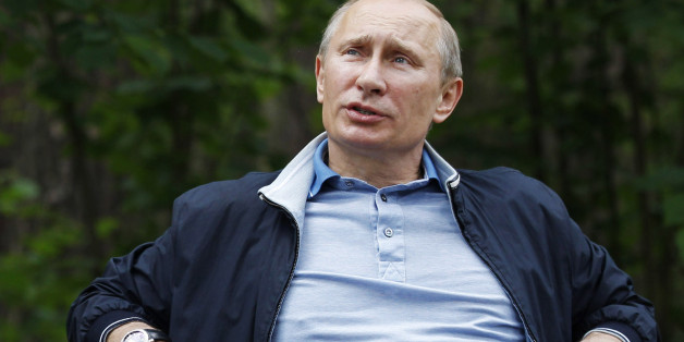 Der russische Präsident Wladimir Putin entspannt auf einer Parkbank - zusammen mit Premierminister Dmitri Medwedew