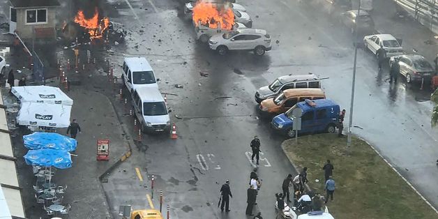 Cars burn in the street at the site of an explosion in front of the courthouse in Izmir on January 5, 2017. A car bomb exploded outside a courthouse in the western Turkish city of Izmir, wounding at least 10 people and sparking clashes in which at least two 'terrorists' were killed, officials and reports said.Several ambulances were rushed to the scene after the blast outside the prosecutors and judges' entrance to the court in the usually peaceful city on the Aegean Sea, the channel said. / AF