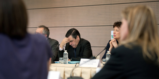 Le Premier ministre français François Fillon (C) écoute des employées lors d'une visite de l'entreprise Schneider Electric, le 07 mars 2011 à Rueil-Malmaison. Au cours de ce déplacement, le Premier ministre a estimé que 'l'opposition devait aussi s'interroger sur sa propre attitude et sa propre responsabilité dans cette situation', en commentant le sondage donnant Marine Le Pen (FN) en tête du 1er tour de la présidentielle. A droite, la ministre des Solidarités et de la Cohésion sociale Roselyne Bachelot. AFP PHOTO / MARTIN BUREAU (Photo credit should read MARTIN BUREAU/AFP/Getty Images)