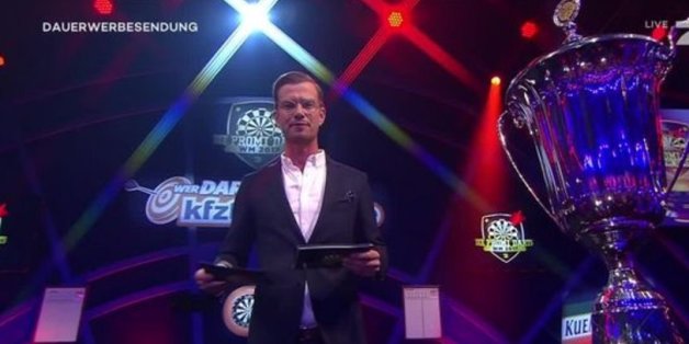 "Weiß nicht, was er tut" - So rechnen die Zuschauer nach Promi-Darts-WM mit Moderator Joko Winterscheidt ab