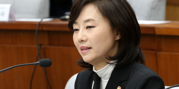 조윤선 문화체육관광부 장관이 9일 오전 서울 여의도 국회에서 열린 '박근혜 정부의 최순실 등 민간인에 의한 국정농단 의혹사건 진상규명 위한 국정조사특별위원회의 7차 청문회에서 이용주 국민의당 의원의 질의를 들으며 헛웃음을 보이고 있다.