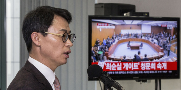 '박근혜 정부의 최순실 등 민간인 국정농단 사건 수사 특별검사팀'의 대변인 이규철 특검보가 9일 오후 서울 강남구 대치동 특검 사무실에서 수사진행 상황에 대한 브리핑을 하고 있다.