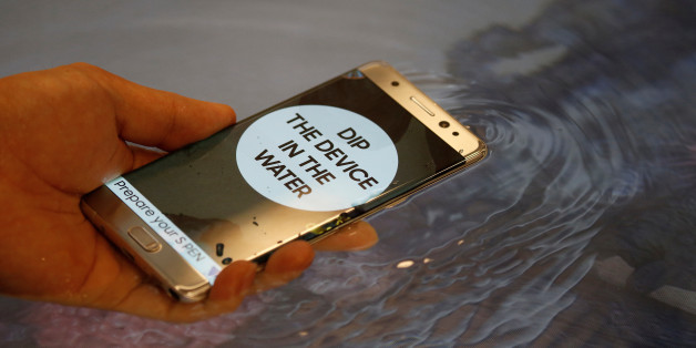 FILE PHOTO - A model demonstrates waterproof function of Galaxy Note 7 new smartphone during its launching ceremony in Seoul, South Korea, August 11, 2016. REUTERS/Kim Hong-Ji/File Photo