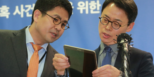 '최순실 국정농단' 사건을 수사하는 특별검사팀의 이규철 대변인(특검보, 오른쪽)과 홍정석 부대변인이 11일 오후 서울 강남구 대치동 특검사무실에서 브리핑을 하며 장시호가 제출한 '최순실씨 태블릿PC'를 공개하고 있다. 2017.1.11