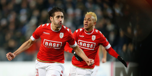 Standard's Ishak Belfodil (L) celebrates after scoring during the Jupiler Pro League match between Charleroi and Standard de Liege, in Charleroi, on December 4, 2016. / AFP / Belga / BRUNO FAHY / Belgium OUT (Photo credit should read BRUNO FAHY/AFP/Getty Images)