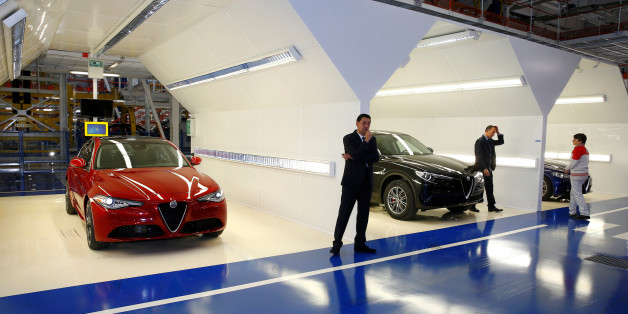 Automodelle von Fiat Chrysler auf einer Fabrikausstellung