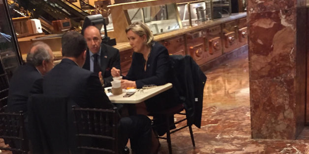 Marine Le Pen im Trump Tower - auch dort gibt es Kaffee aus Pappbechern