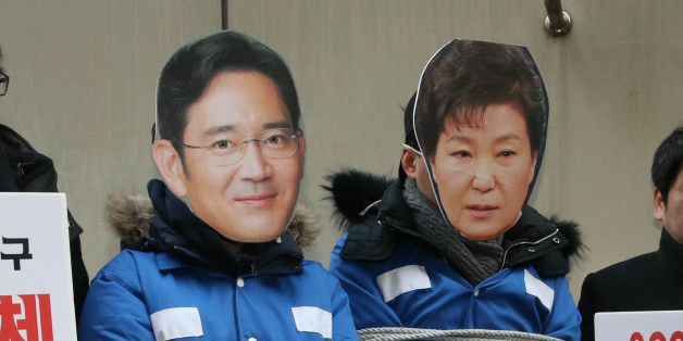 최순실씨(61·구속기소) 일가에 대한 대가성 특혜지원 의혹 등을 받고 있는 이재용 삼성전자 부회장(49)이 12일 서울 강남구 대치동 박영수 특별검사 사무실에 피의자 신분으로 출석한 가운데 정의당 당원들이 이 부회장과 박근혜 대통령을 풍자하는 퍼포먼스를 하고 있다.
