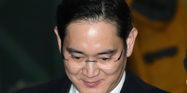Jay Y. Lee, co-vice chairman of Samsung Electronics Co., center, is surrounded by members of the media as he leaves the special prosecutors' office in Seoul, South Korea, on Friday, Jan. 13, 2017. Special prosecutors began questioning Lee on Thursday as a suspect in a bribery investigation, deepening an influence-peddling scandal that has already led to the impeachment of South Korea's president. Photographer: SeongJoon Cho/Bloomberg via Getty Images