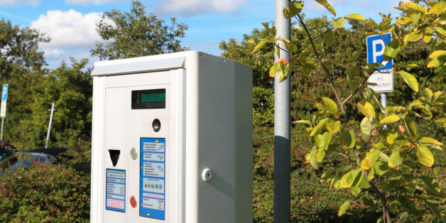 Als ein Mann ein Parkticket lösen will, spuckt der Automat über 200 Euro aus