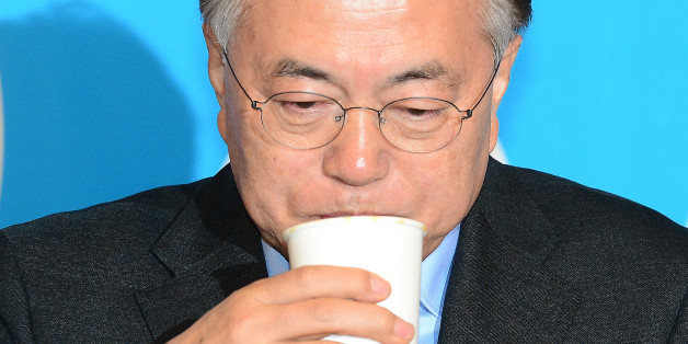 문재인 더불어민주당 전 대표가 13일 오전 서울 마포구 신한류플러스에서 열린 '함께여는 미래 18세 선거권 이야기'에서 물을 마시고 있다.