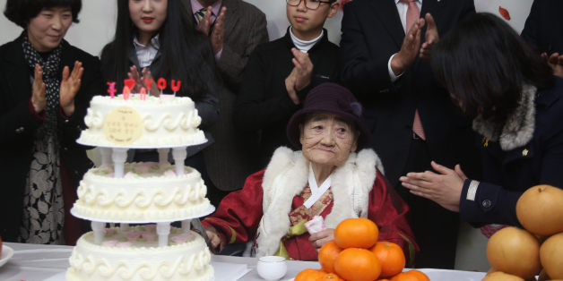 14일 오후 경남도립통영노인전문병원에서 열린 일본군 위안부 피해자 김복득 할머니의 '100세 생신 축하연'에서 김 할머니가 참석자로부터 축하 인사를 받고 있다.