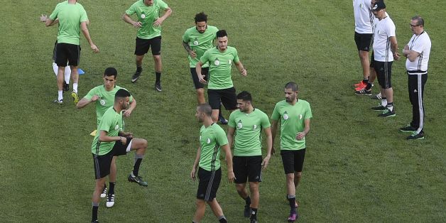 Algeria's Belgian Coach Georges Leekens (R) attends a training session with players in Moanda on January 14, 2017, ahead of their Africa Cup of Nations match. / AFP / KHALED DESOUKI (Photo credit should read KHALED DESOUKI/AFP/Getty Images)