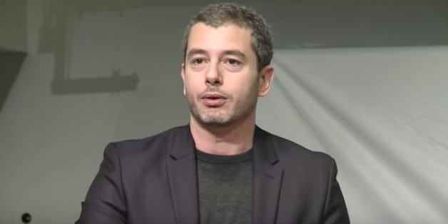 Ali Baddou va faire son retour à la télévision dans "Drôle d'endroit pour une rencontre" sur France 3