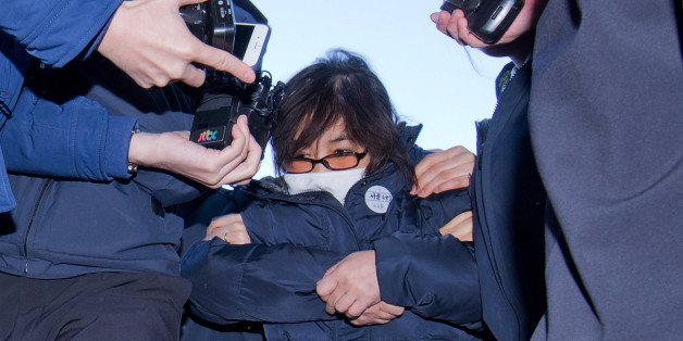 '국정 농단' 사태의 중심에 서 있는 최순실 씨가 16일 오전 서울 종로구 헌법재판소 대심판정에서 열린 '박근혜 대통령 탄핵심판 5회 변론기일'에 출석하고 있다.