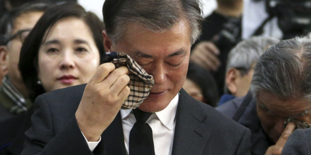 문재인 더불어민주당 전 대표(왼쪽)가 15일 오후 서울 구로구 성공회대학교 성미가엘성당에서 열린 故 신영복 선생 1주기 추모식에서 눈물을 닦고 있다.