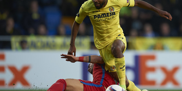 VILLARREAL, SPAIN - DECEMBER 08: Cedric Bakambu (L) of Villarreal is tackled by Alin Tosca of Steaua Bucuresti during the UEFA Europa League match group L between Villarreal CF and FC Steaua Bucuresti at El Madrigal on December 8, 2016 in Villarreal. (Photo by fotopress/Getty Images)