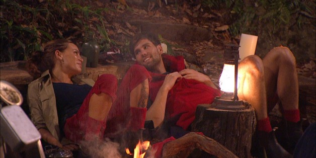Gina-Lisa Lohfink und Alexander "Honey" Keen flirten bei der Nachtwache im Dschungelcamp.