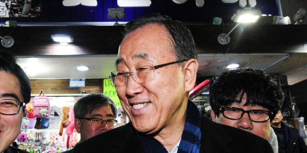 반기문 전 유엔사무총장이 16일 오후 부산 국제시장 꽃분이네를 찾아 시민들과 인사를 나누고 있다.