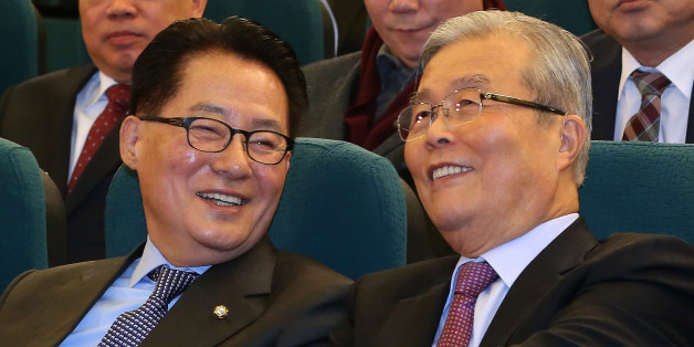 박지원 국민의당 원내대표와 김종인 전 더불어민주당 대표가 27일 오전 서울 여의도 국회도서관에서 열린 개헌토론회 '미완의 촛불 시민혁명 어떻게 완결할 것인가?'에서 대화를 나누고 있다. 2016.12.27